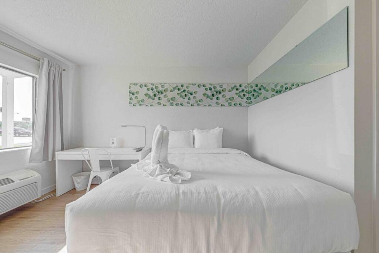 Travel Lodge By Wyndham 10 Min From Disney كيسيمي المظهر الخارجي الصورة